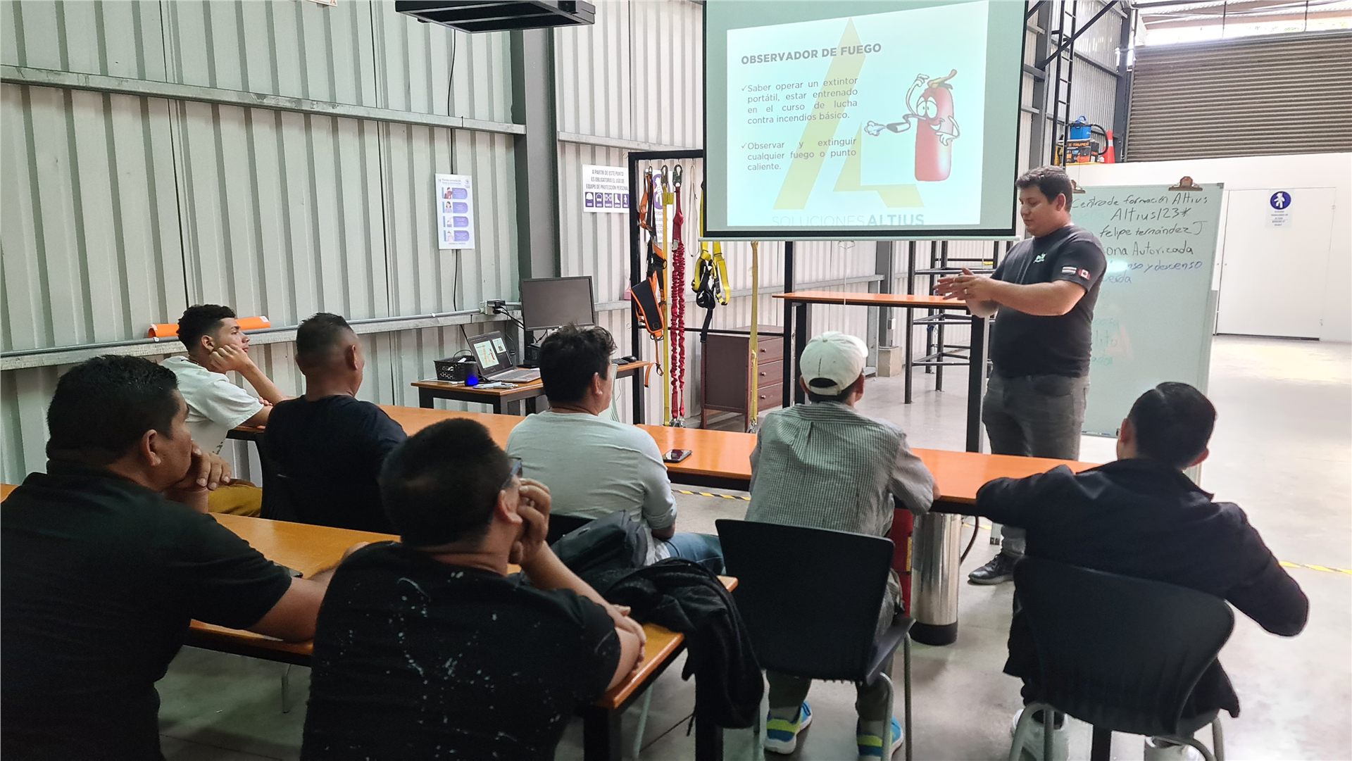 Capacitación teórica en el centro de formación